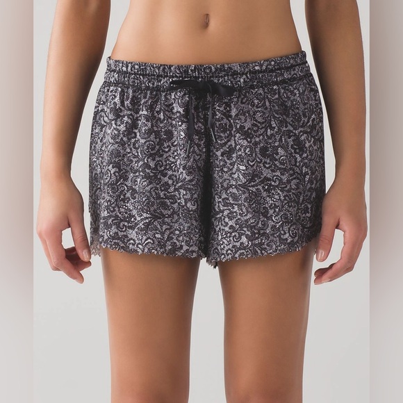 Lululemon Hit It Short 3.5” Lightweight Lace Activewear Running Yoga Fitness Gym - Picture 3 of 12